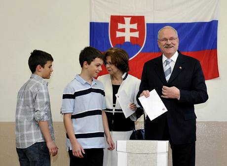 Druhé kolo prezidentských voleb na Slovensku - Ivan Gaparovi a jeho manelka Silvie